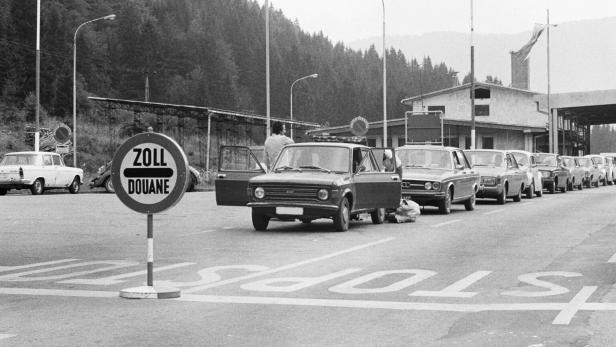 Siebziger Jahre, Grenze zwischen Oesterreich und Slowenien, seinerzeit Jugoslawien, Autoschlange an der Zollstation