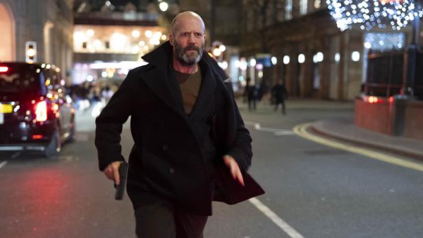 Jason Statham mit Pistole.