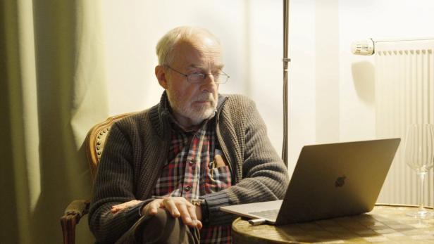 Dr. Spittler sitzt vor seinem Computer.