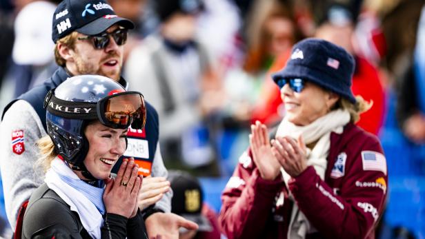 Freudiger Moment: Mikaela Shiffrin feiert mit Freund Aleks und  Mama Eileen. 