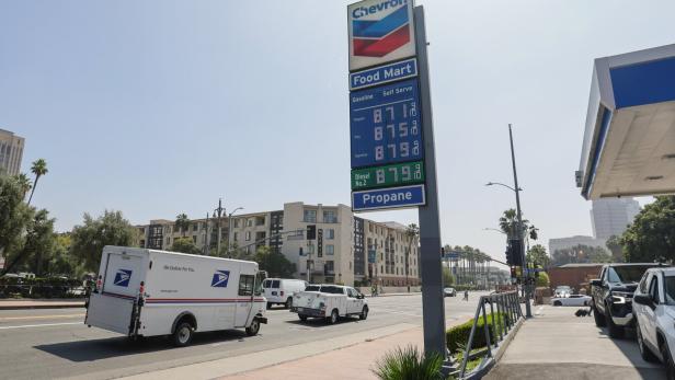 California gas prices climb sharply amid global oil supply disruptions