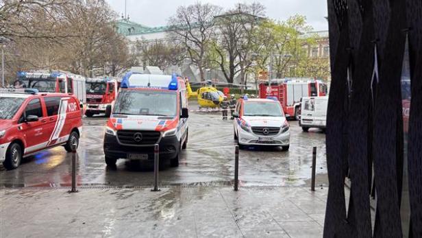 Einsatzfahrzeuge am Wiener Karlsplatz