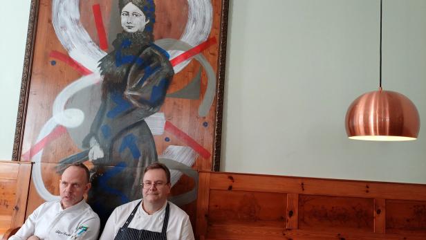 Liljan Credico und  Günter Gruber vor der überlebensgroßen Sisi im Gasthaus "Tante Liesl".