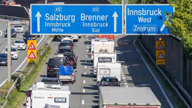 Stau auf einer Autobahn in Tirol