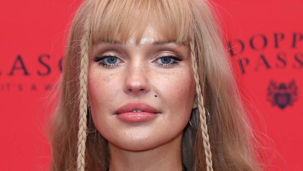 Bonnie Strange bei einem Event mit blonden Haaren.