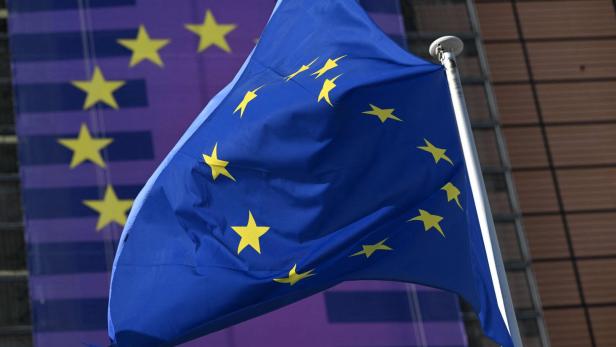 EU-Flagge vor einem modernen Gebäude.