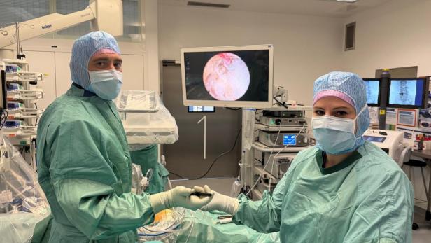 Oberarzt Matthias Stark und Manuela Pürzl bei der endoskopischen Wirbelsäulenoperation.