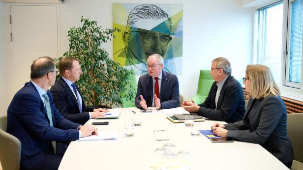 Pernkopf diskutiert mit Experten