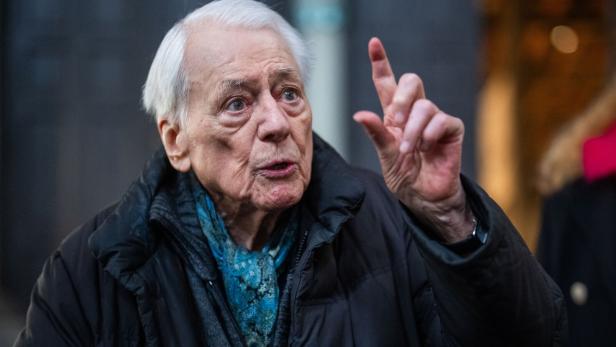 Alexander Kluge gestikuliert mit erhobenem Zeigefinger.