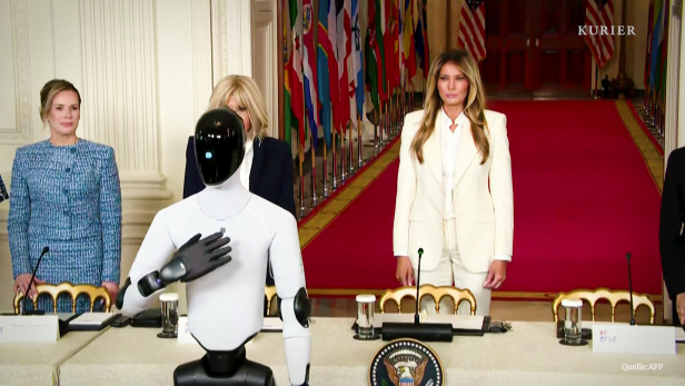 Roboter im Weißen Haus mit Melania Trump und Brigitte Macron