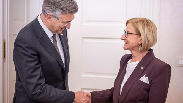 Premierminister von Kroatien Andrej Plenković schüttelt der Landeshauptfrau von Niederösterreich, Johanna Mikl Leitner. die Hand 