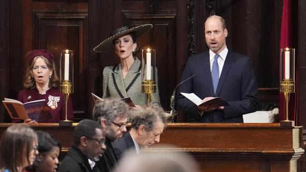 Prinz William und Prinzessin Kate singen mit anderen Personen in einer Kirche.