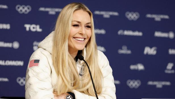Lindsey Vonn spricht bei einer Pressekonferenz.
