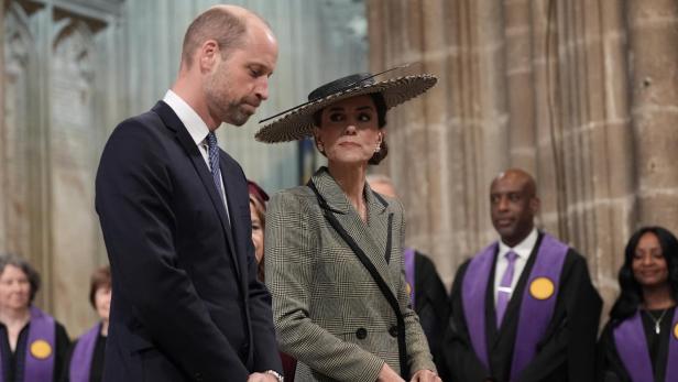Prinz William und Prinzessin Kate bei einer Veranstaltung in einer Kirche.