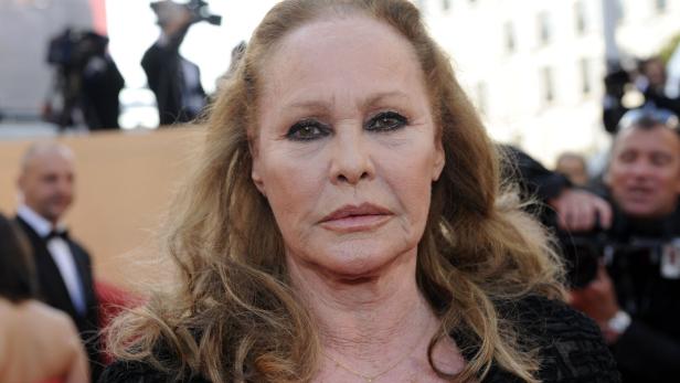 Ursula Andress blickt direkt in die Kamera.