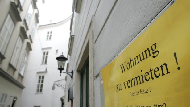 Schild an der Hauswand: Wohnung zu vermieten