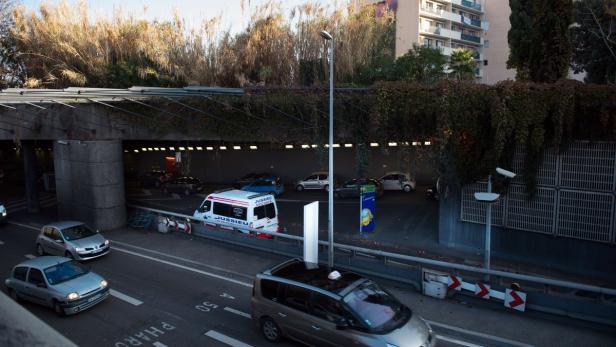 Autos fahren auf einer Straße in der Nähe eines Tunnels.