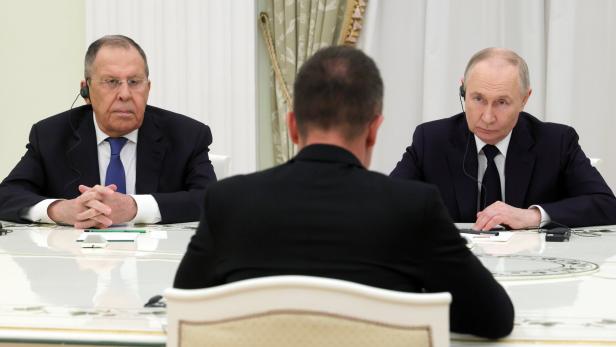 Sein enges Verhältnis zu Lawrow überrascht wenig: Ungarn Außenminister Szijjártó im Februar 2026 zu Besuch im Kreml. 