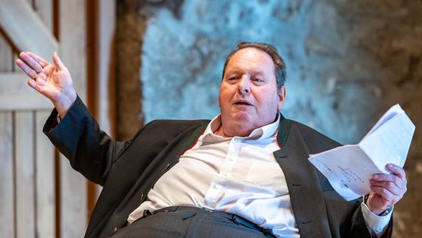 Ottfried Fischer gestikuliert mit beiden Händen.