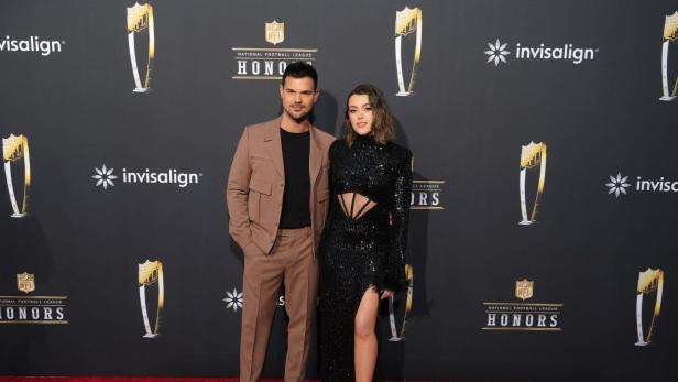 Taylor Lautner und Taylor Lautner elegant gekleidet auf dem roten Teppich.