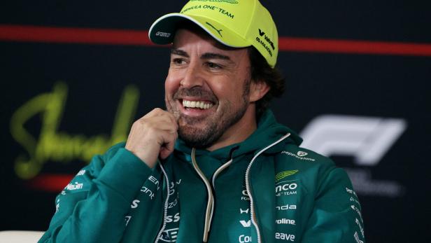 Formel-1-Fahrer Fernando Alonso lacht.