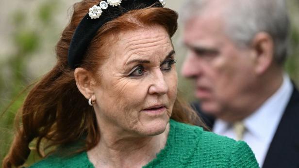 Sarah Ferguson mit Haarband und Prinz Andrew im Hintergrund.