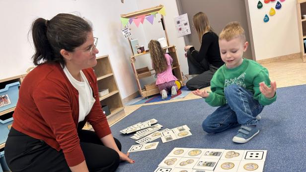 Beim Gelddomino lernen die Kinder etwas über den Wert des Euro