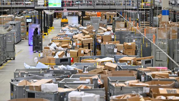 ++ THEMENBILD ++ POST AG / LOGISTIK / PAKETE / PAKETZUSTELLUNG / WEIHNACHTEN