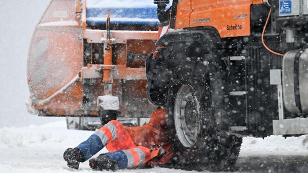 Ein Anbieter von Winterdiensten soll ein Netz an Scheinfirmen hochgezogen haben.