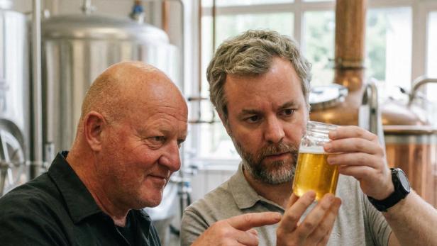 Gerhard und Stefan Erschwendner prüfen Bier