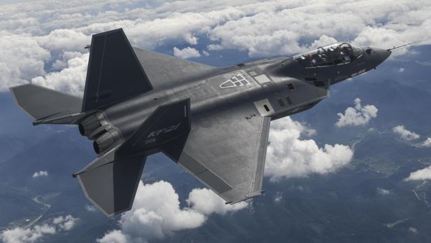 KF-21 Kampfjet fliegt über bewölktem Himmel