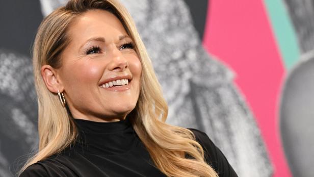 Nahaufnahme von Helene Fischer, die lächelt und ein schwarzes Oberteil trägt.