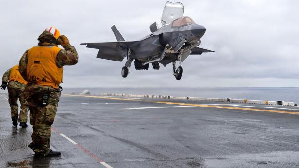 Eine F-35B landet auf einem Flugzeugträger
