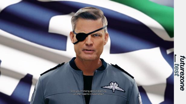 Ein Mann in Uniform mit Augenklappe steht vor einer wehenden Flagge