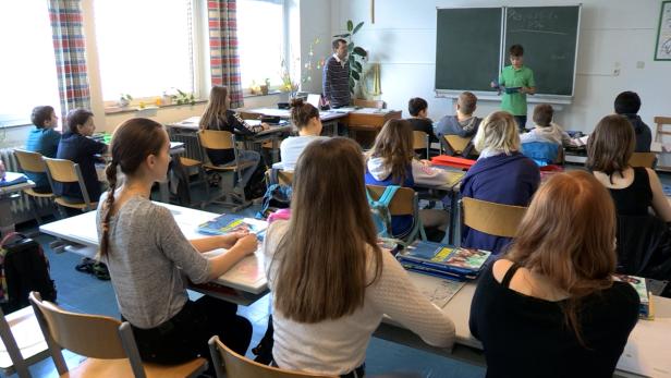 Fix: Social-Media-Verbot bis 14 und Lehrplanreform kommen