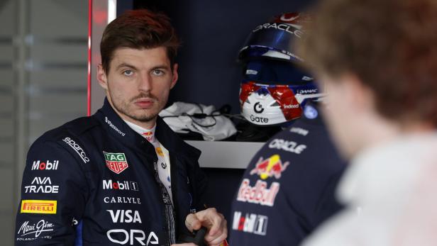 Max Verstappen in Japan in der Box von Red Bull Racing.