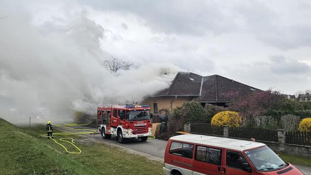 Flammen und Rauchschwaden drangen aus dem Einfamilienhaus.