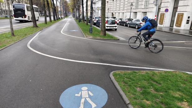 Radfahrer am Radweg am Schottenring.