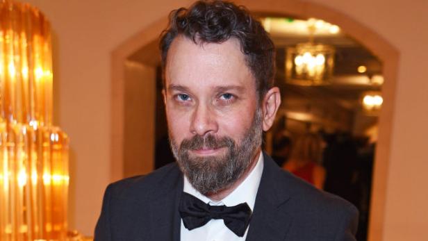 Christian Ulmen im Anzug.