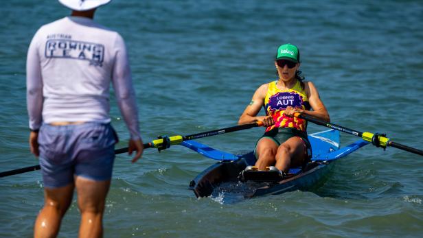 Magdalena Lobnig in ihrem Ruderboot.