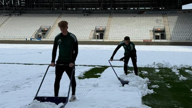 Die Spieler von Wacker Innsbruck beim Schneeschaufeln im Tivolistadion