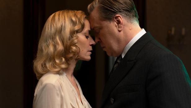 Eine Frau und ein Mann stehen sich sehr nahe gegenüber und berühren mit geschlossenen Augen die Stirn.