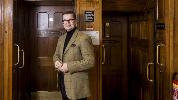 IV-Generalsekretär Christoph Neumayer vor dem Paternoster in der Industriellenvereinigung