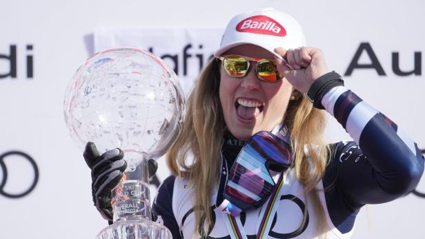 Mikaela Shiffrin präsentiert ihre große Kristallkugel.