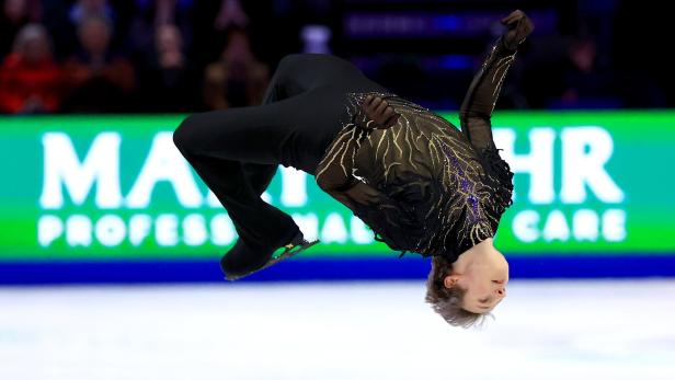 Abgehoben:  Der 21-Jährige Malinin  sicherte sich mit einer atemberaubenden Flugshow und 329,40 Punkten seinen dritten WM-Titel in Folge.