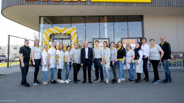 Vor einem Billa-Markt in Oberwart posiert das Team Willax für ein Gruppenfoto.