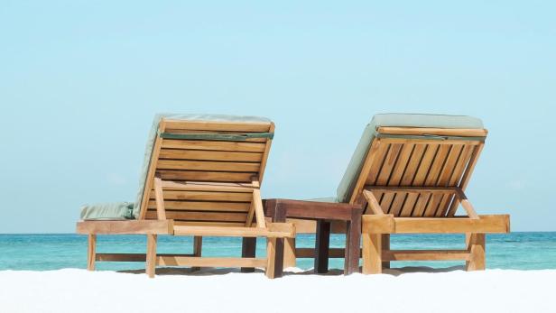 2 Liegestühle am Strand nebeneinander