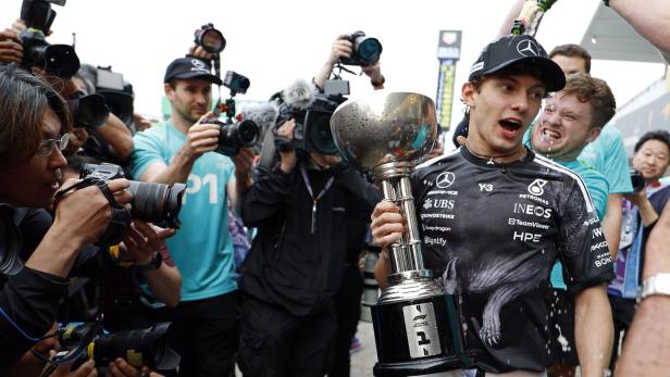 Kimi Antonelli (19) feiert seinen Sieg in Japan.