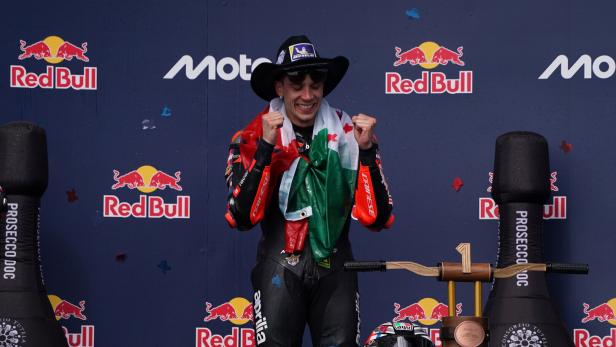 Marco Bezzecchi mit italienischer Fahne und Cowboy-Hut in Texas.