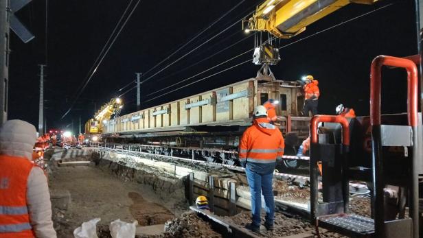 ÖBB setzt in Wiener Neustadt Hilfsbrücke ein.